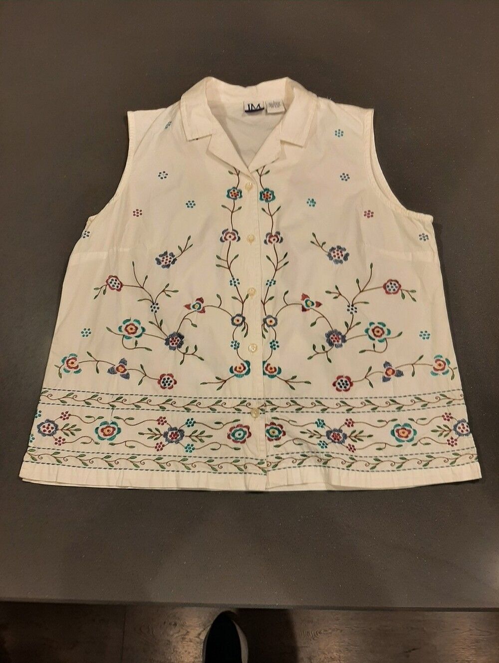 JM Collection White Embroidered Floral Sleeveless Button Front Top Cotton